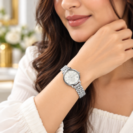 GUESS Women’s Silver Dial Analog Fashion Watch | Elegant Silver-Tone Round Case | Decorative Multi-Dial Design | Premium Silver-Tone Linked Metal Bracelet | Stylish Casual, Office & Party Wear Wrist Watch for Ladies